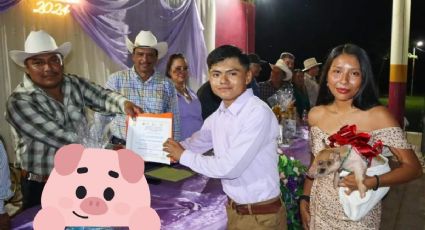 En graduación, madrina regala cerdito a estudiante del sur de Veracruz