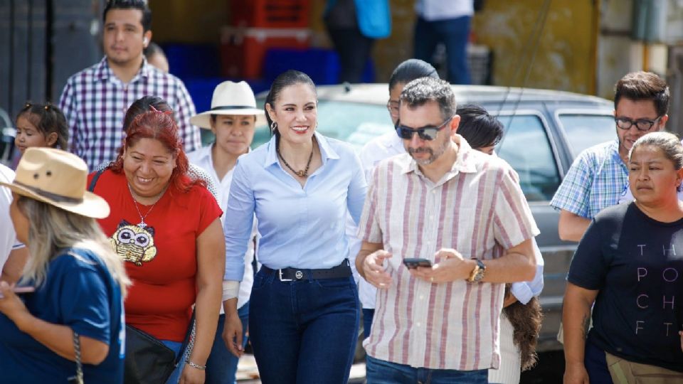 La presidenta municipal visitó a los vecinos de la zona de Cementos de la delegación San Miguel y los reunió en el Parque Juárez para participar en la plenaria del programa Mi Barrio Habla. 