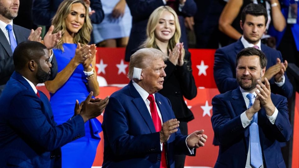 El candidato presidencial republicano y expresidente Donald Trump, junto a su candidato a la vicepresidencia, JD Vance, quien está a la derecha de la imagen