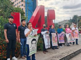 Ayotzinapa: Marchan padres y madres de los 43 normalistas en medio de tensión con AMLO