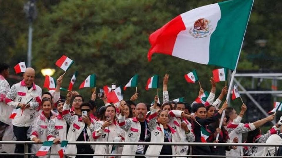 México, en el desfile, con sus uniformes de Charly..