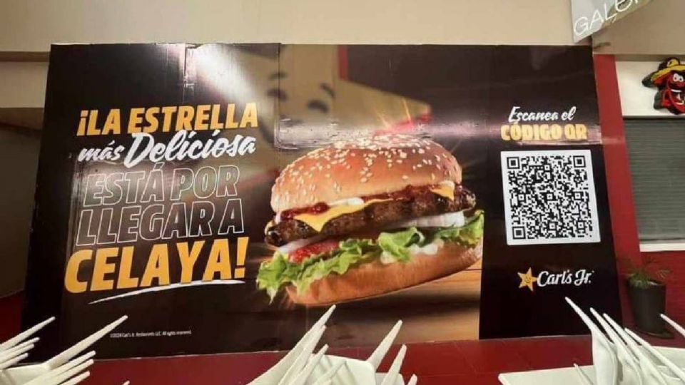 Durante la noche del pasado lunes se colocó un cartel en un establecimiento ubicado en la Plaza Galerías Celaya, junto a las tortas Sabrosy, anunciando la próxima apertura de Carl’s Jr. 