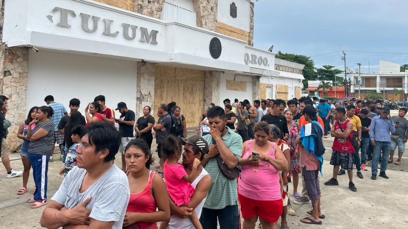 La gente que se desplazó hacia albergues en Tulum, para protegerse del paso de huracán Beryl
