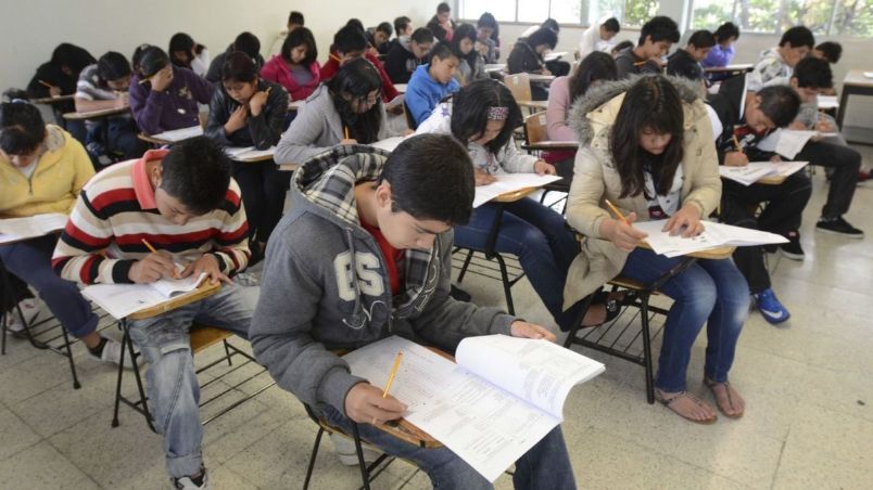 Jóvenes estudiantes en examen Comipems
