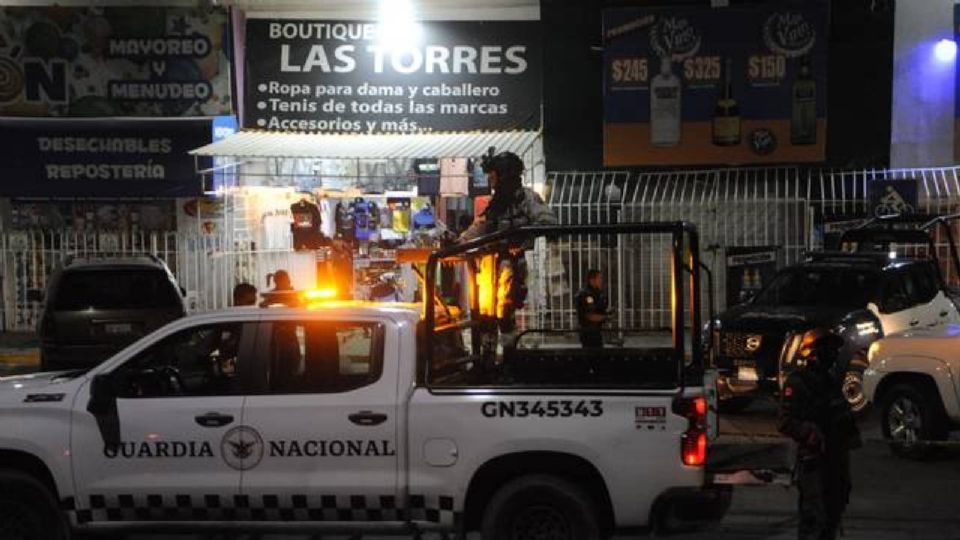 La Policía Municipal acudió a la entrada de la colonia en una zona comercial, donde confirmaron que al interior de una boutique, ubicada sobre el bulevar José María Morelos y calle Torre León, había un hombre con heridas de bala. 