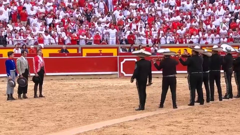 Pablo Hermoso de Mendoza recibió una despedida con mariachi tocando El Rey de José Alfredo Jiménez.
