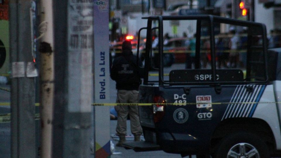 Cuando las autoridades llegaron al bulevar La Luz y calle Cuautla en la colonia Killian localizaron un vehículo de la línea Mini Cooper en color verde neón y a unos metros el cuerpo del joven que tenía varios impactos de bala.