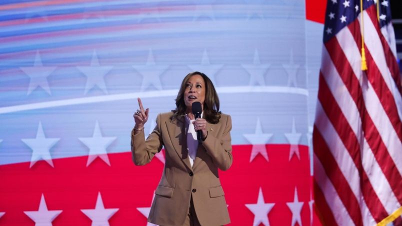 Kamala Harris aparece de manera sorpresiva en la Convención Nacional Demócrata, en Chicago