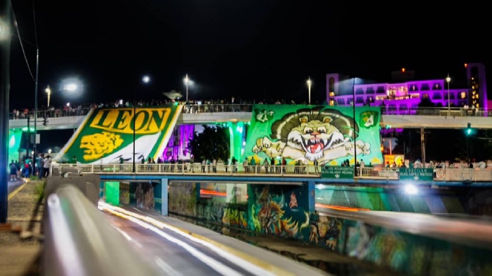 Decenas de aficionados se dieron cita en el emblemático Puente del Amor, ubicado en la Calzada de los Héroes donde al ritmo de cánticos que por años se han consolidado como porras de la afición felicitaron a La Fiera en su 80 aniversario. 