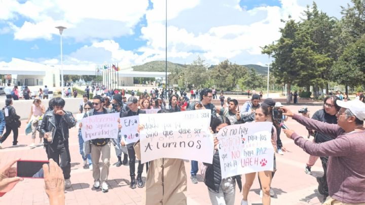 Con manifestación estudiantil, UAEH inaugura la Feria Universitaria del Libro | VIDEO