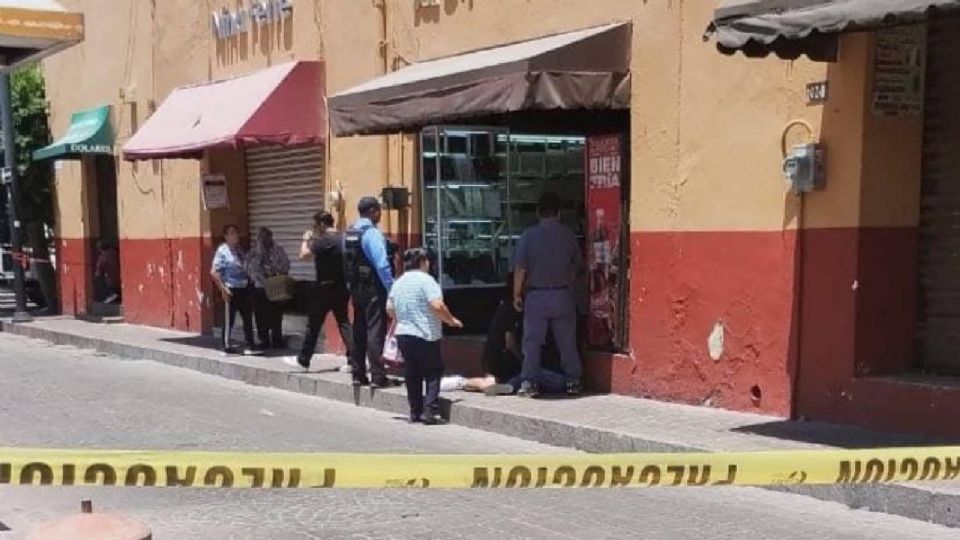 De acuerdo con los medios locales, los hombres armados entraron y dispararon contra el vigilante de la joyería mencionada, posteriormente las personas que estaban cerca y dentro del negocio salieron corriendo debido a las detonaciones. 