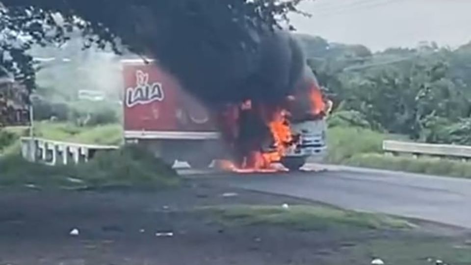 Sobre la carretera Apatzingán-Tepalcatepec, fue quemado un camión de transporte público