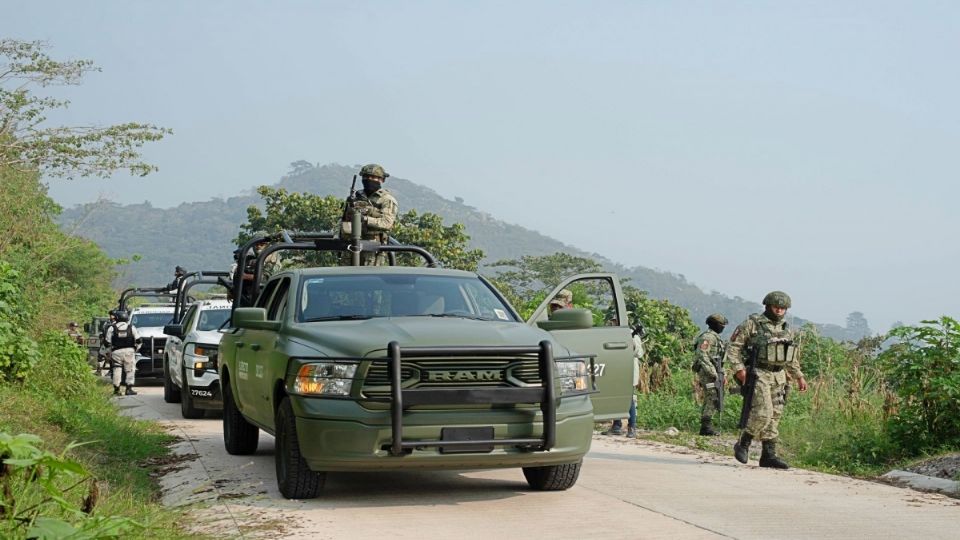 Los hechos ocurrieron durante la tarde de este jueves en la carretera que comunica a Tepatitlán de Morelos, cuando por el sitio circulaban cuatro camionetas con sujetos armados. Al encontrarse de frente con los militares, comenzaron a disparar.