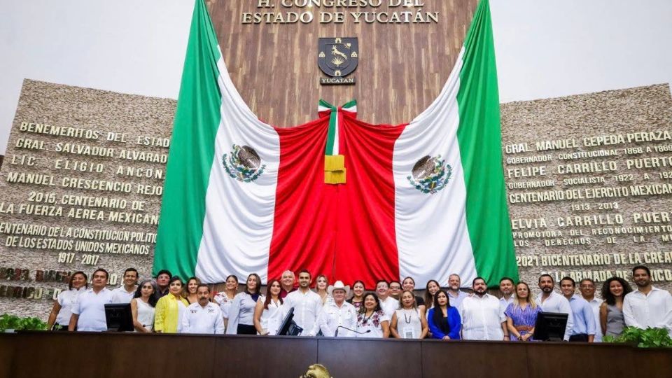 Los nuevos diputados del Congreso de Yucatán rendirán protesta el sábado 31 de agosto. El viernes posaron para las cámaras antes de asumir su curul