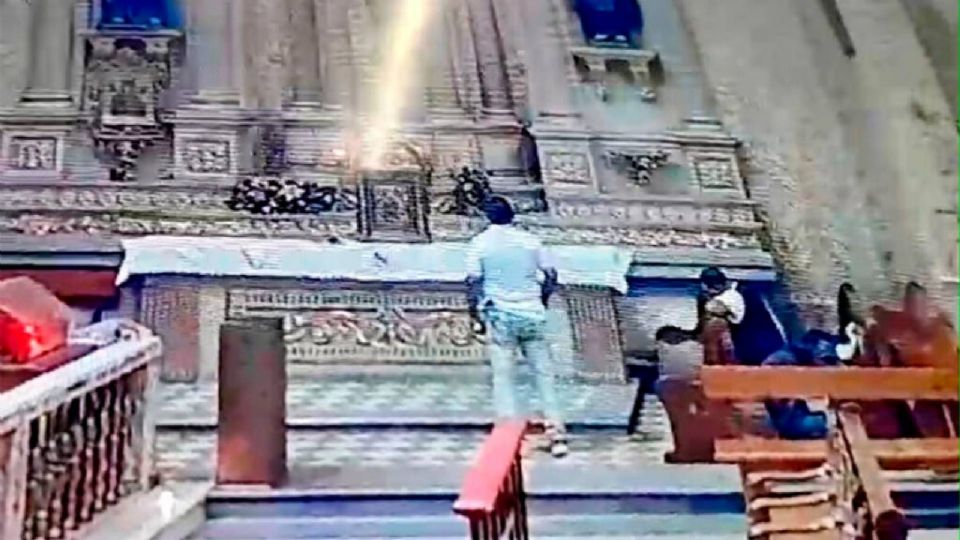 El asalto ocurrió el pasado 30 de julio a las 2:30 de la tarde cuando un hombre entró al templo vestido con camisa blanca, pantalón claro y lentes oscuros y enfrente de él iban las 2 jóvenes que se sentaron en una de las bancas.