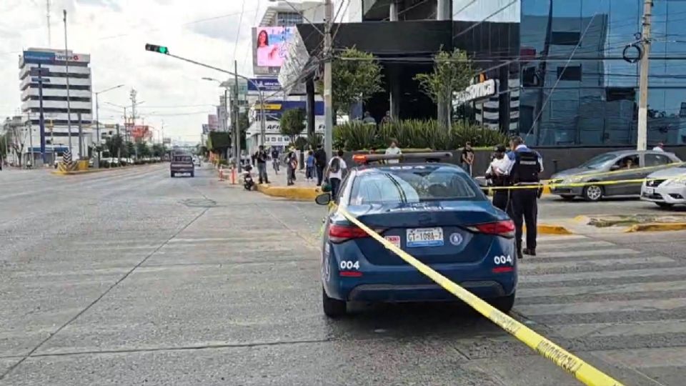 El accidente ocurrió la tarde de este miércoles justo frente a Plaza Stadium a unos metros del Estadio León, donde el ciclista circulaba por el bulevar Vasco de Quiroga y el conductor de un camión de la empresa Flecha Amarilla lo embistió y lo mató. 