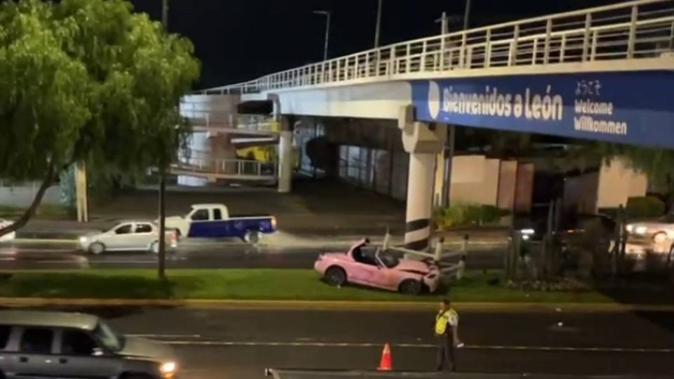 Al parecer a causa del percance fue el exceso de velocidad y el piso mojado.
