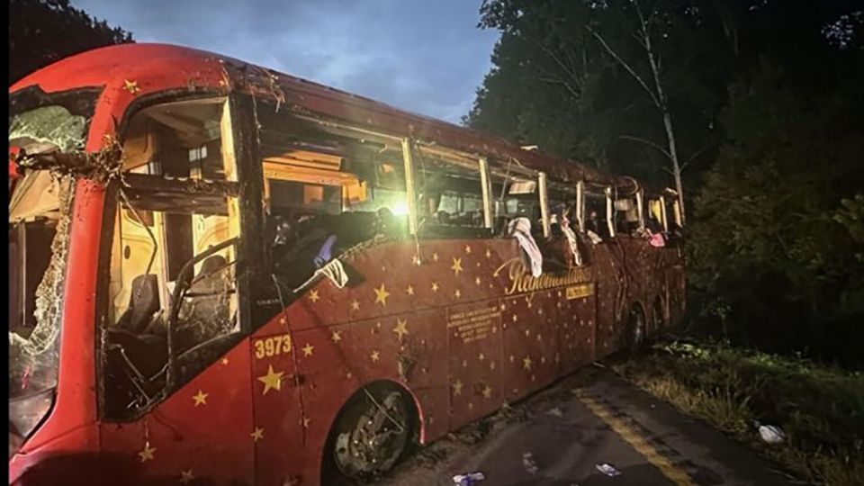 El autobús de marca Volvo se salió de la carretera y volcó, dejando múltiples lesionados, incluyendo al menos cuatro personas del municipio de Pénjamo, Guanajuato