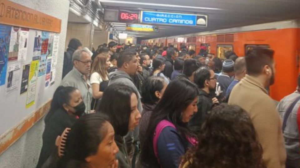 Usuarios de la Línea 2 del Metro reportaron caos y retrasos esta mañana