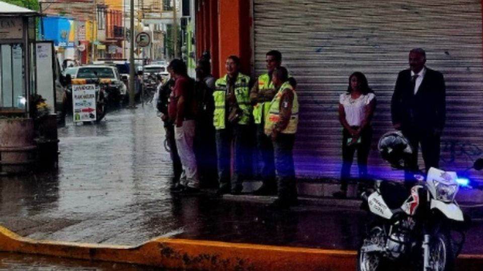 Esperando ayer a que dejara de llover, en Silao.