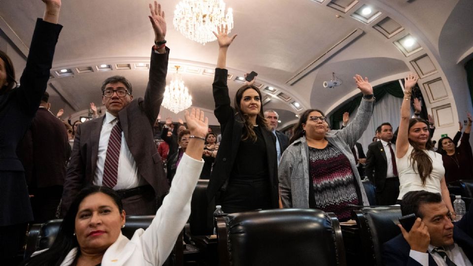 El primer estado en aprobarlo fue Oaxaca, en una sesión fast track, que duró cinco minutos, realizada entre 5 y 6 am de este 11 de septiembre y que contó con el voto a favor de diputados priistas, panistas e incluso perredistas.