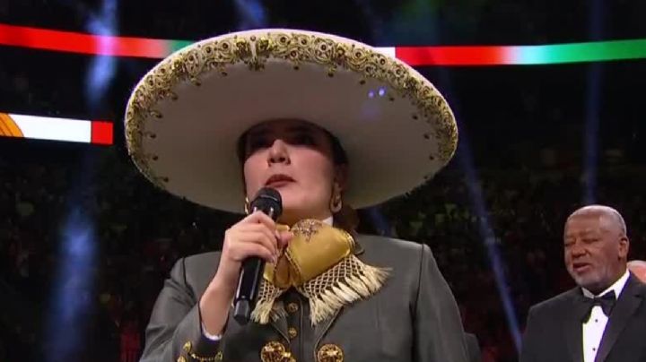 ¡Osote! Camila Fernández se equivoca al cantar el himno nacional en la pelea del Canelo Álvarez | VIDEO
