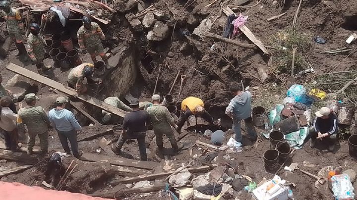 Buscan a familiares y amigos entre el lodo en Jilotzingo; temen más deslaves