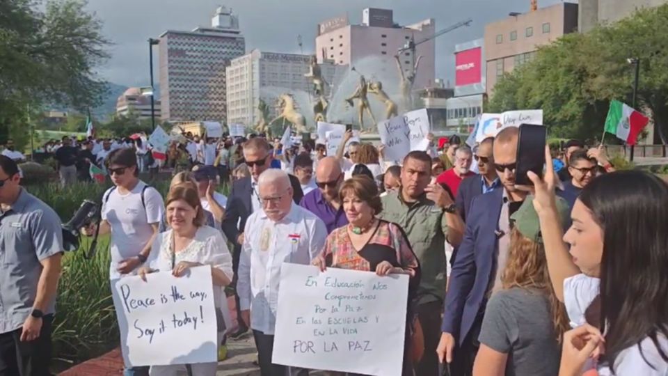 Marchan Premios Nobel de la Paz en Monterrey