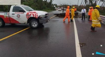 "John" forma enorme socavón en la carretera Acapulco–Pinotepa Nacional