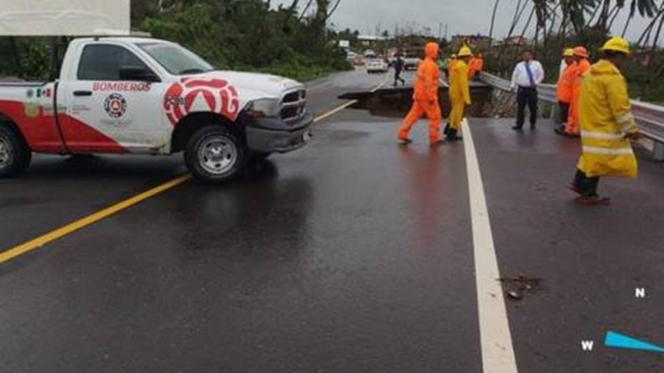 'John' provoca enorme socavón y cierre de la carretera Acapulco–Pinotepa Nacional