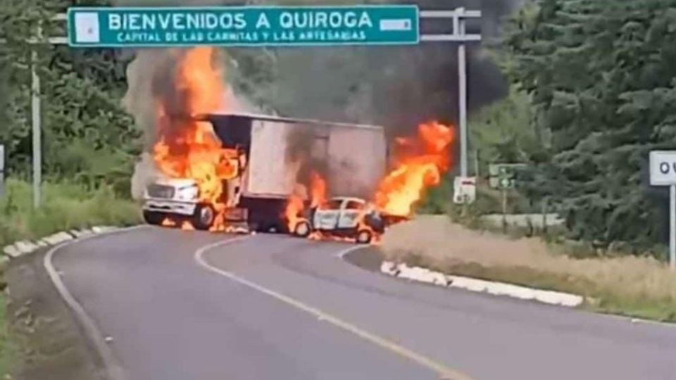 Presuntos grupos criminales bloquean carreteras e incendian vehículos en Michoacán.