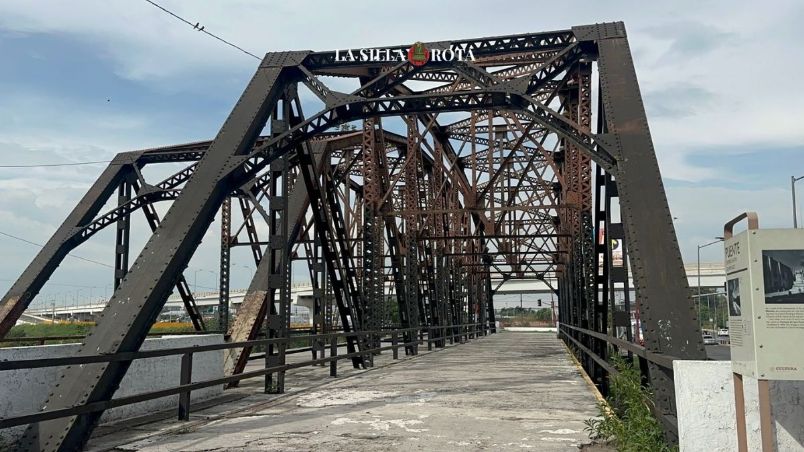 Se trata del llamado “Puente de Fierro”, estructura utilizada para el cruce peatonal ubicada a un costado de la avenida Vía Morelos, a la altura de San Cristóbal, en el municipio de Ecatepec.