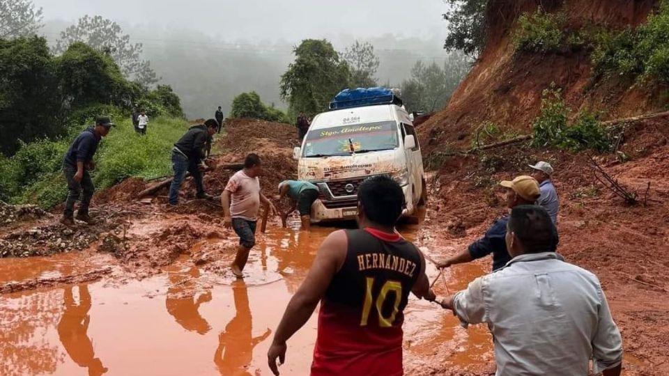 Las lluvias prevalentes a lo largo de las últimas 24 horas han llevado a la suspensión de servicio de transporte terrestre debido a la fractura de la carretera en distintos puntos hacia la Sierra Sur y la Costa de Oaxaca.