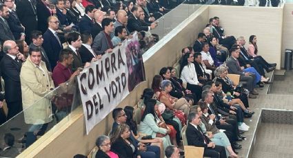 Morenistas llevan pancarta al Congreso del Estado a toma de protesta de Libia Dennise