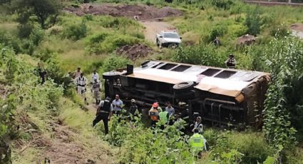 Vuelca autobús escolar de Lagos en Guanajuato; muere una estudiante