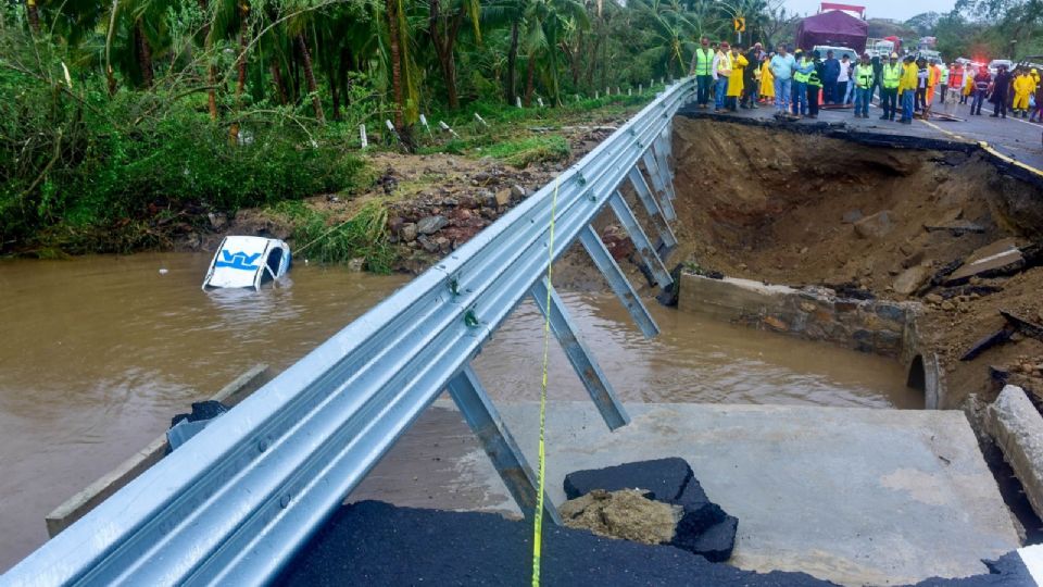 Debido a deslaves ocasionados por el paso del huracán 'John', Caminos y Puentes Federales informó sobre el cierre de algunas autopistas, carreteras y casetas de cobro.