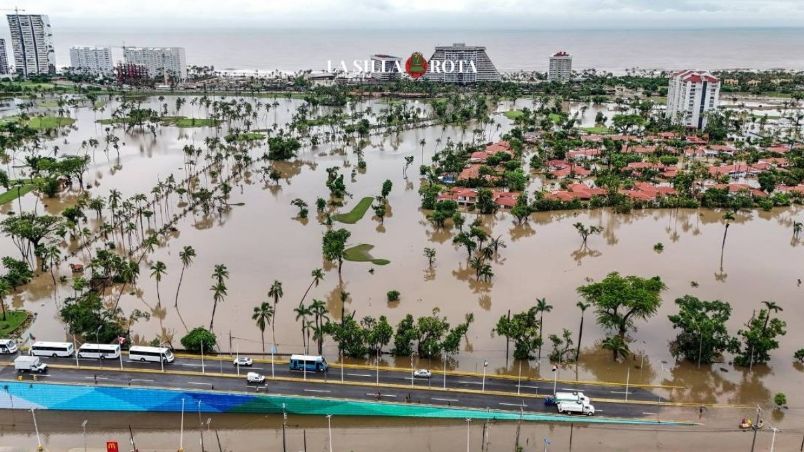 Las fuertes lluvias asociadas al huracán 'John' han cobrado la vida de 13 personas en Guerrero y 3 en Oaxaca, sumando un total de 16 víctimas hasta ahora; el meteoro ha causado inundaciones severas y destrozos en varias comunidades.