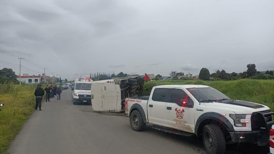 Vuelca autobús en Chalco y deja seis personas lesionadas