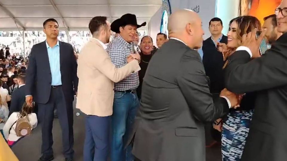 Diego Sinhue Rodríguez Vallejo, de sombrero y sin traje el último día de su gobierno.