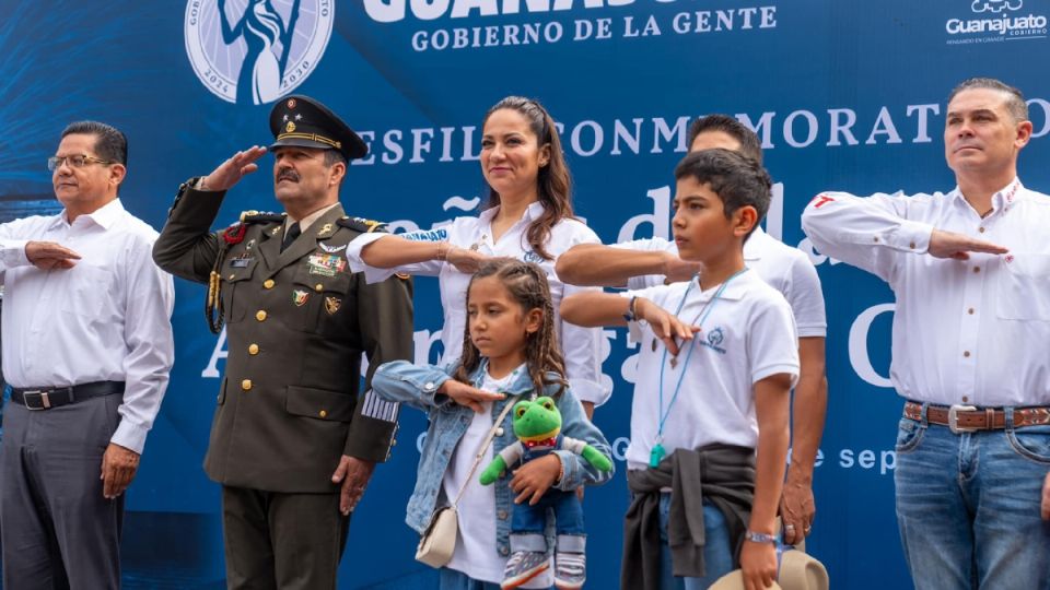 El presidium del desfile, en una banqueta.