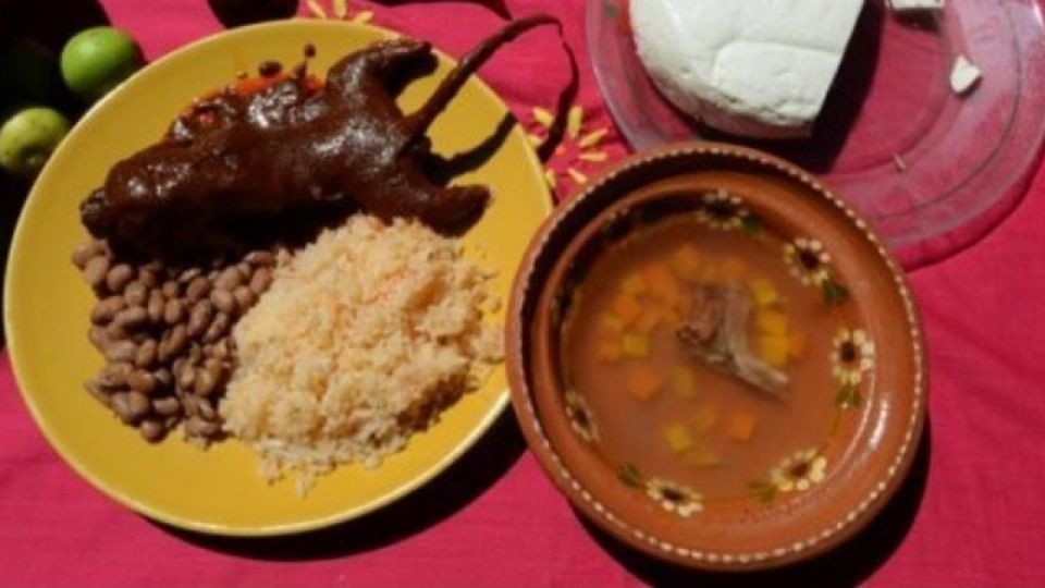 Carne de rata de campo en mole y en caldo.