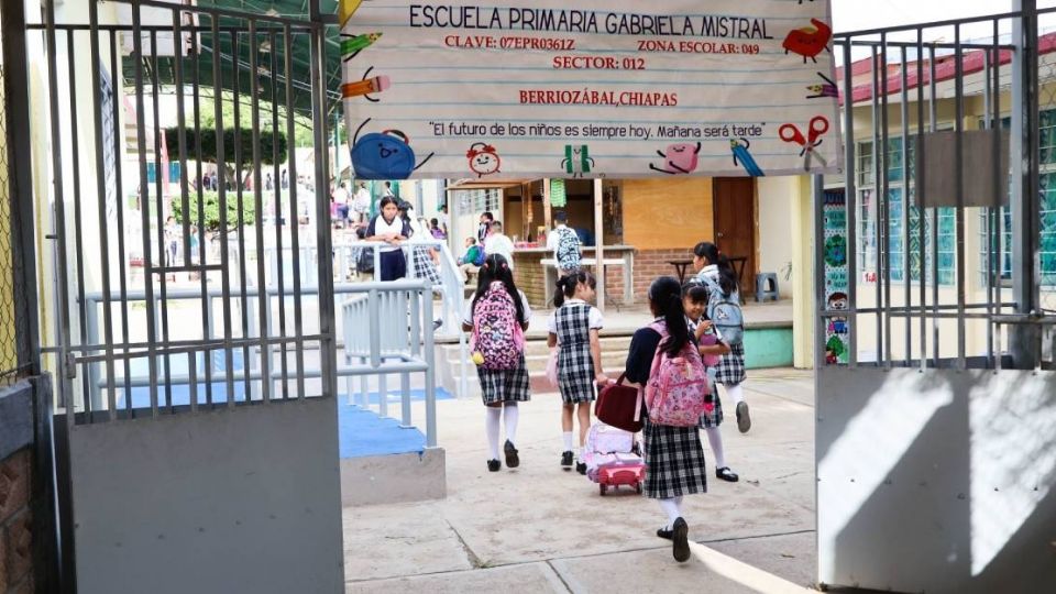 La Secretaría del Bienestar otorga becas para estudiantes de nivel básico preescolar, primaria o secundaria.