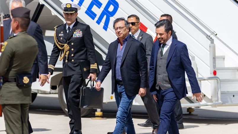 El presidente de Colombia, Gustavo Petro a su llegada al AIFA es recibido por el titular el IMSS, Zoé Robledo