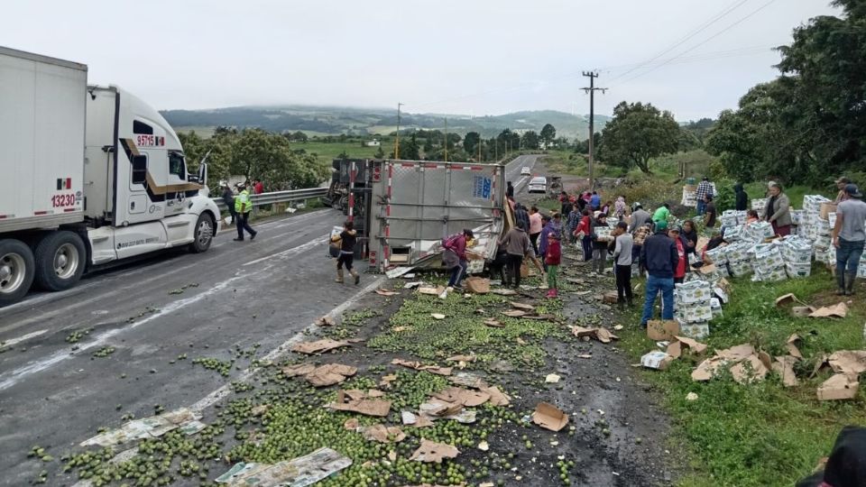 Volcadura y rapiña de tráiler con limón afecta paso vehicular de Veracruz a Puebla