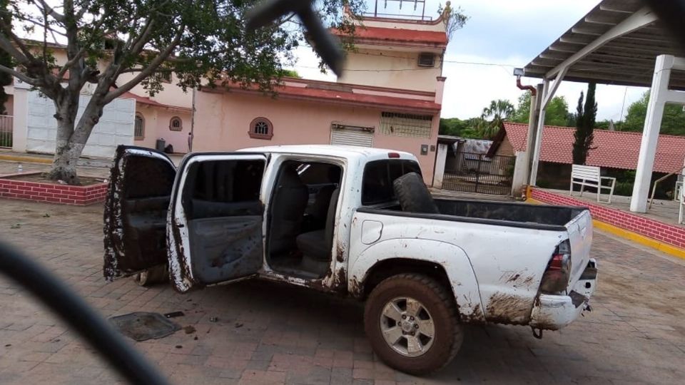 Las fuerzas estatales y federales encontraron camionetas de color blanco con impactos de bala.