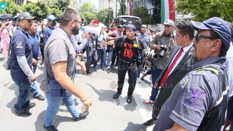 Agreden a fotoperiodistas afuera del Senado