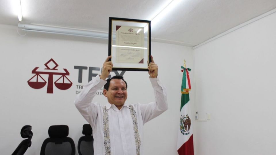 'Huacho' Díaz Mena recibe constancia como gobernador electo de Yucatán.