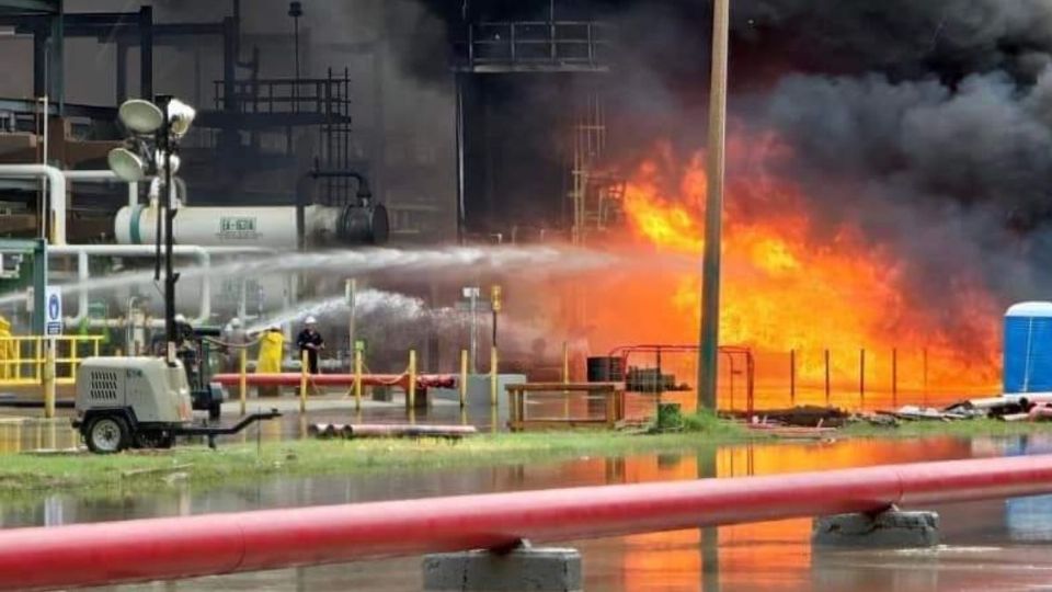 Las imágenes que circulan en redes sociales muestran una gran columna de humo negro y fuertes llamas, mientras los bomberos trabajan en la refinería para controlar el incendio.