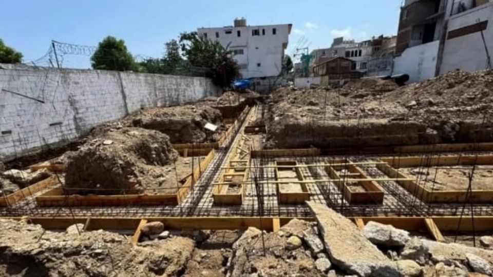 En la fachada principal del proyecto, se colocó una lona que muestra el registro de la supuesta licencia de construcción 001/2024