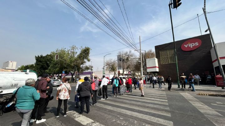 Manifestantes afectan circulación de la Línea 1 del Metrobús; policías jubilados exigen pago de pensiones